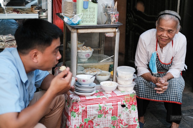 Hàng xôi chè nửa thế kỷ giữa phố Hàng Bạc: Không tên, không biển nhưng người sành ăn thì cứ mải mê tìm đến mãi - Ảnh 4.