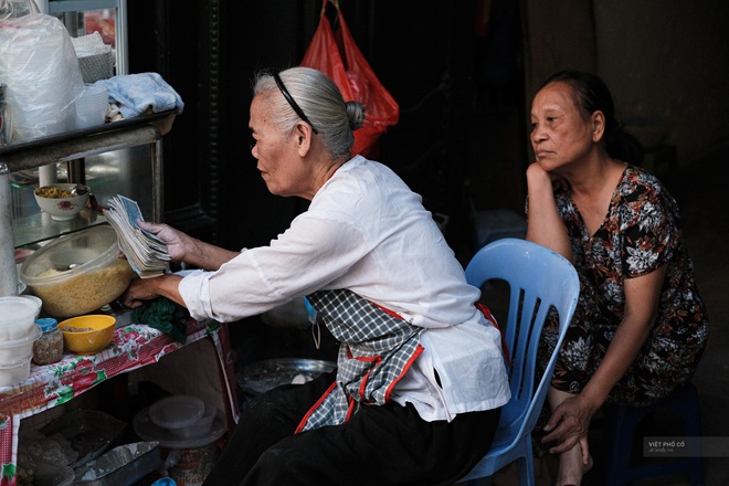 Hàng xôi chè nửa thế kỷ giữa phố Hàng Bạc: Không tên, không biển nhưng người sành ăn thì cứ mải mê tìm đến mãi - Ảnh 6.