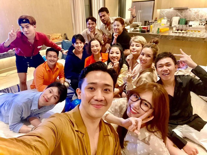 Chơi dress code du lịch gắt như Trấn Thành: Mặc sai phạt 10 triệu, bảo sao cả team đồng đều thế! - Ảnh 2.