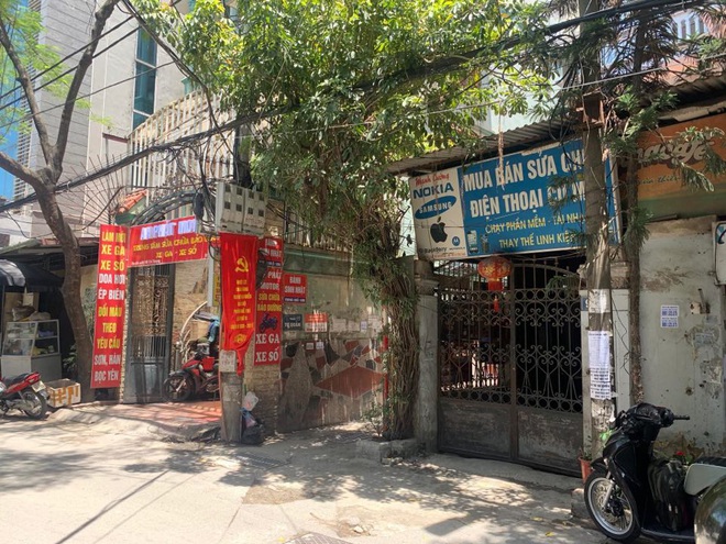 Vụ tên cướp mặc sơ mi trắng đột nhập tiệm vàng ở Hà Nội trong đêm, một nam thanh niên bị đâm gục trong lúc đuổi theo tên cướp - Ảnh 1.