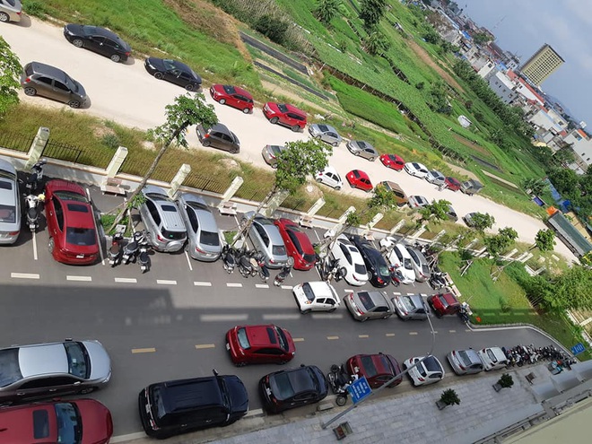Gần trăm chiếc ôtô đỗ kín sân trường ngày họp phụ huynh ở Thái Nguyên - Ảnh 3.