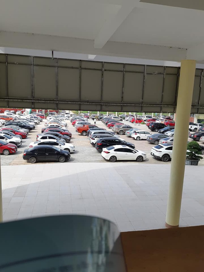 Gần trăm chiếc ôtô đỗ kín sân trường ngày họp phụ huynh ở Thái Nguyên - Ảnh 4.