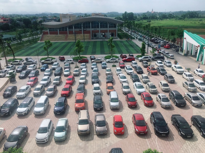 Gần trăm chiếc ôtô đỗ kín sân trường ngày họp phụ huynh ở Thái Nguyên - Ảnh 1.