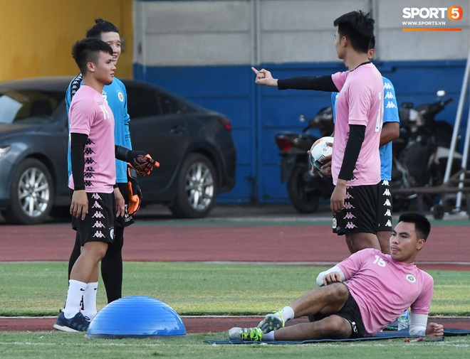 Quang Hải lại tập riêng, Hà Nội FC hết người phải đôn cầu thủ trẻ lên đá đối kháng - Ảnh 4.