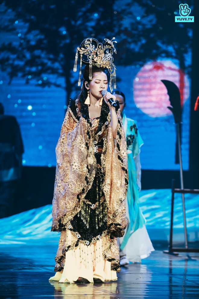 Chi Pu bị kề dao vào cổ nhưng vẫn live bình tĩnh, Nguyễn Trần Trung Quân hát opera nổi da gà, Erik bất ngờ song ca cùng Hoa hậu Tiểu Vy! - Ảnh 15.