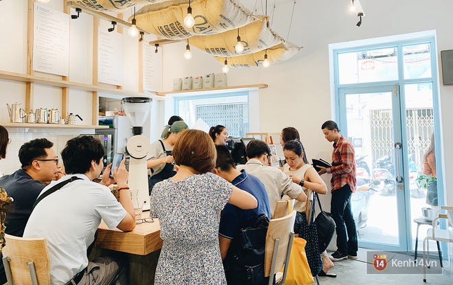 Chơi lớn nhất Thủ đô hôm nay: Là Việt Coffee ra Hà Nội, mời khách nguyên ngày không lấy tiền, thích uống bao nhiêu cũng được!  - Ảnh 6.