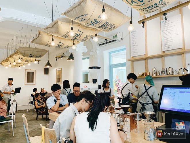 Chơi lớn nhất Thủ đô hôm nay: Là Việt Coffee ra Hà Nội, mời khách nguyên ngày không lấy tiền, thích uống bao nhiêu cũng được!  - Ảnh 2.