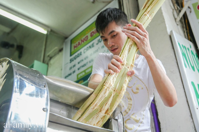 Không bàn ghế, chẳng sang chảnh để sống ảo nhưng quán nước mía đã 30 năm tuổi trên phố Hàng Điếu vẫn hút khách bởi hương vị chỉ dân sành mới hiểu - Ảnh 12.