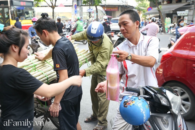 Không bàn ghế, chẳng sang chảnh để sống ảo nhưng quán nước mía đã 30 năm tuổi trên phố Hàng Điếu vẫn hút khách bởi hương vị chỉ dân sành mới hiểu - Ảnh 16.