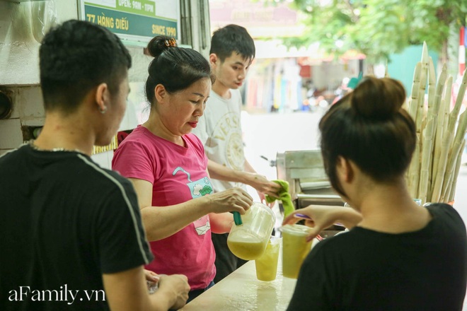 Không bàn ghế, chẳng sang chảnh để sống ảo nhưng quán nước mía đã 30 năm tuổi trên phố Hàng Điếu vẫn hút khách bởi hương vị chỉ dân sành mới hiểu - Ảnh 3.