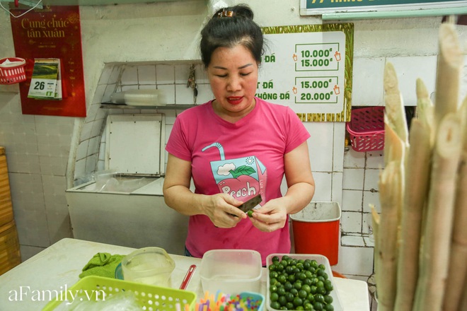 Không bàn ghế, chẳng sang chảnh để sống ảo nhưng quán nước mía đã 30 năm tuổi trên phố Hàng Điếu vẫn hút khách bởi hương vị chỉ dân sành mới hiểu - Ảnh 7.