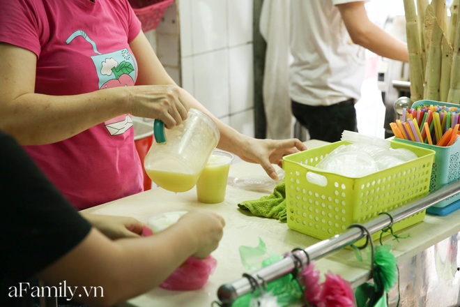 Không bàn ghế, chẳng sang chảnh để sống ảo nhưng quán nước mía đã 30 năm tuổi trên phố Hàng Điếu vẫn hút khách bởi hương vị chỉ dân sành mới hiểu - Ảnh 9.