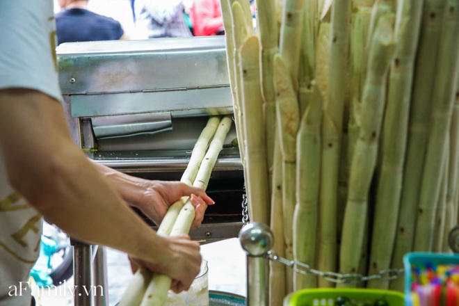 Không bàn ghế, chẳng sang chảnh để sống ảo nhưng quán nước mía đã 30 năm tuổi trên phố Hàng Điếu vẫn hút khách bởi hương vị chỉ dân sành mới hiểu - Ảnh 10.