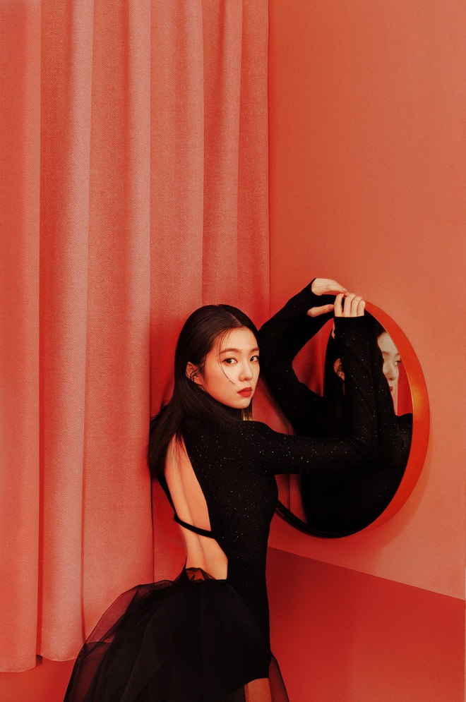 Irene đẹp ná thở trong bộ ảnh teaser diện bodysuit khoét lưng táo bạo, nhóm nhỏ Red Velvet được ví như sát nhân máu lạnh vì trailer đầy ma mị - Ảnh 1.