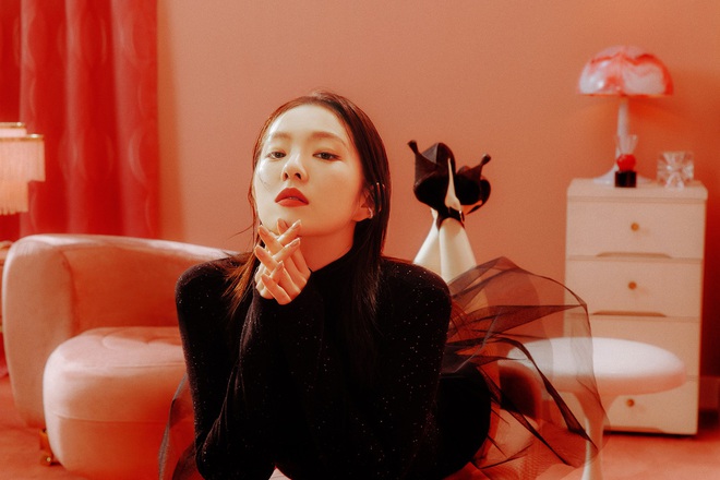 Irene đẹp ná thở trong bộ ảnh teaser diện bodysuit khoét lưng táo bạo, nhóm nhỏ Red Velvet được ví như sát nhân máu lạnh vì trailer đầy ma mị - Ảnh 2.