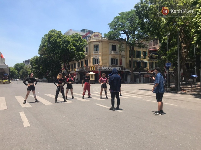 Nhanh như chớp: Đã có nhóm nhảy dance cover How You Like That của BLACKPINK trên phố đi bộ, bất chấp nắng nóng kinh hoàng tại Hà Nội! - Ảnh 5.