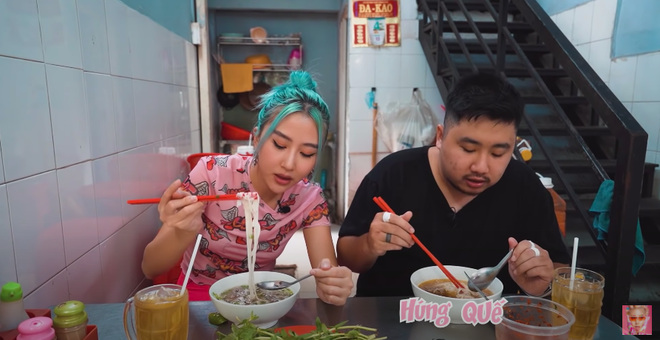 Quỳnh Anh Shyn vào Sài Gòn review 3 bát phở giá từ rẻ tới đắt nhất, fan tinh ý nhận ra một thói quen khó sửa của cô nàng trong video - Ảnh 3.