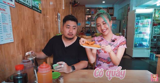 Quỳnh Anh Shyn vào Sài Gòn review 3 bát phở giá từ rẻ tới đắt nhất, fan tinh ý nhận ra một thói quen khó sửa của cô nàng trong video - Ảnh 4.