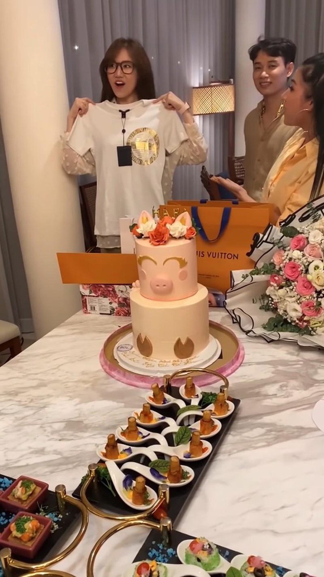 Hari Won c&ocirc;ng khai m&agrave;n đập hộp qu&agrave; xịn x&ograve; của hội bạn th&acirc;n: Sandal kim cương, h&agrave;ng hiệu đủ cả nhưng sao lại th&ecirc;m c&uacute; lừa thế n&agrave;y? - Ảnh 5.