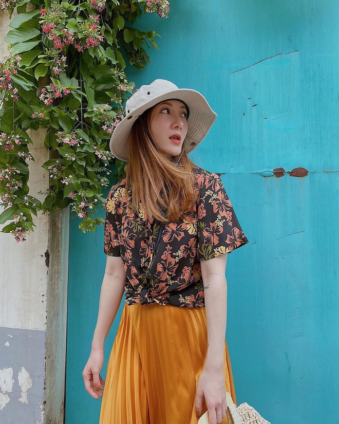 Style H&egrave; của bạn sẽ thật nh&agrave;m ch&aacute;n nếu c&ograve;n chưa sắm ngay 1 em &aacute;o họa tiết như sao Việt - Ảnh 2.