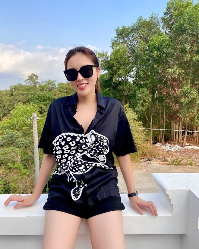 Style H&egrave; của bạn sẽ thật nh&agrave;m ch&aacute;n nếu c&ograve;n chưa sắm ngay 1 em &aacute;o họa tiết như sao Việt - Ảnh 3.