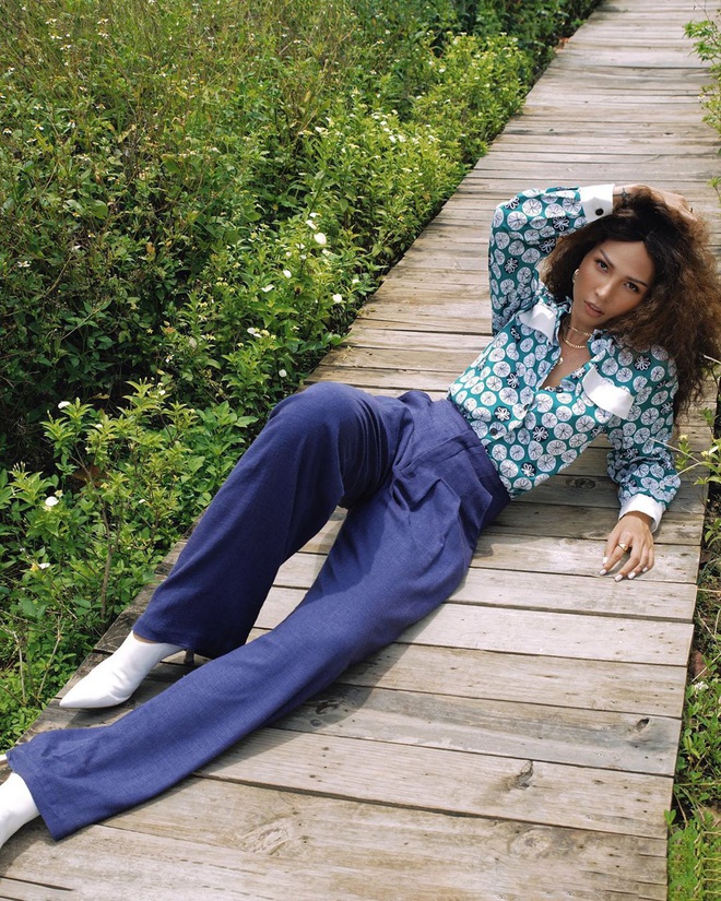 Style H&egrave; của bạn sẽ thật nh&agrave;m ch&aacute;n nếu c&ograve;n chưa sắm ngay 1 em &aacute;o họa tiết như sao Việt - Ảnh 4.