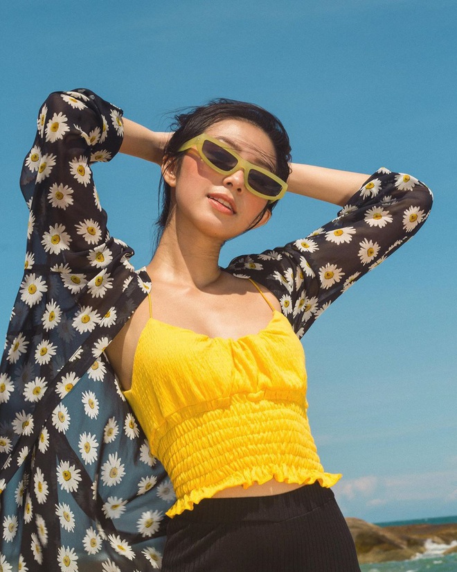 Style H&egrave; của bạn sẽ thật nh&agrave;m ch&aacute;n nếu c&ograve;n chưa sắm ngay 1 em &aacute;o họa tiết như sao Việt - Ảnh 9.