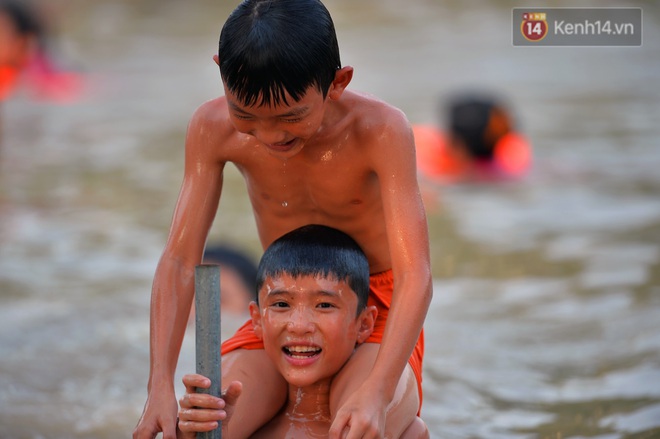 Những pha bật san tô và đùa nghịch với nước của lũ trẻ trong ngày nắng nóng đỉnh điểm - Ảnh 7.