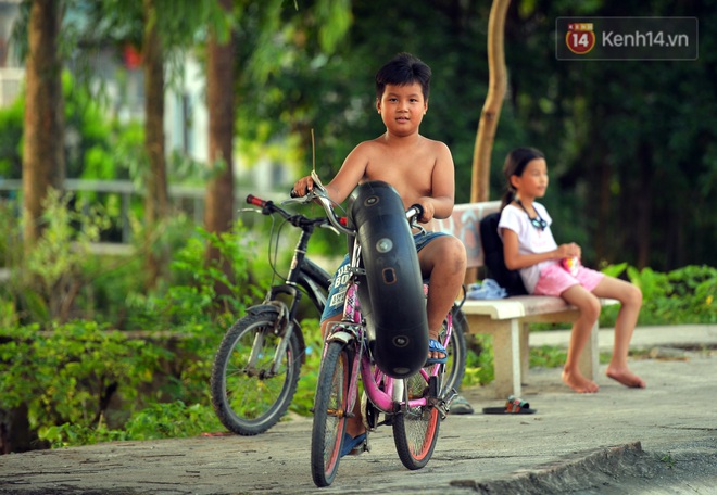 Những pha bật san tô và đùa nghịch với nước của lũ trẻ trong ngày nắng nóng đỉnh điểm - Ảnh 1.