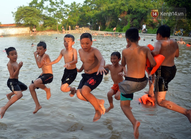 Những pha bật san tô và đùa nghịch với nước của lũ trẻ trong ngày nắng nóng đỉnh điểm - Ảnh 4.