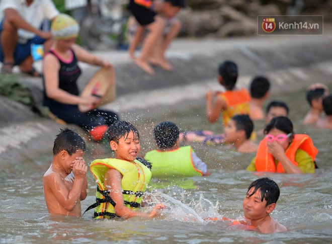 Những pha bật san tô và đùa nghịch với nước của lũ trẻ trong ngày nắng nóng đỉnh điểm - Ảnh 8.