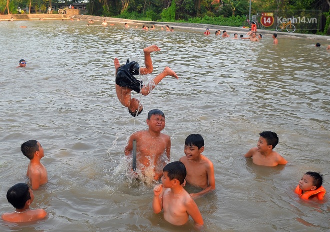 Những pha bật san tô và đùa nghịch với nước của lũ trẻ trong ngày nắng nóng đỉnh điểm - Ảnh 10.