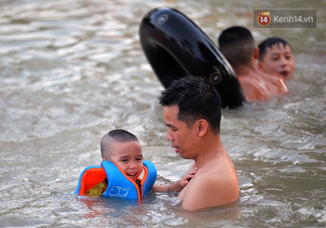 Những pha bật san tô và đùa nghịch với nước của lũ trẻ trong ngày nắng nóng đỉnh điểm - Ảnh 6.