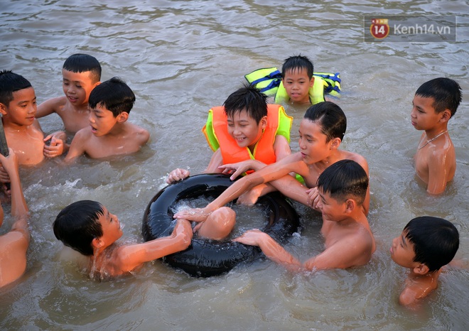 Những pha bật san tô và đùa nghịch với nước của lũ trẻ trong ngày nắng nóng đỉnh điểm - Ảnh 11.