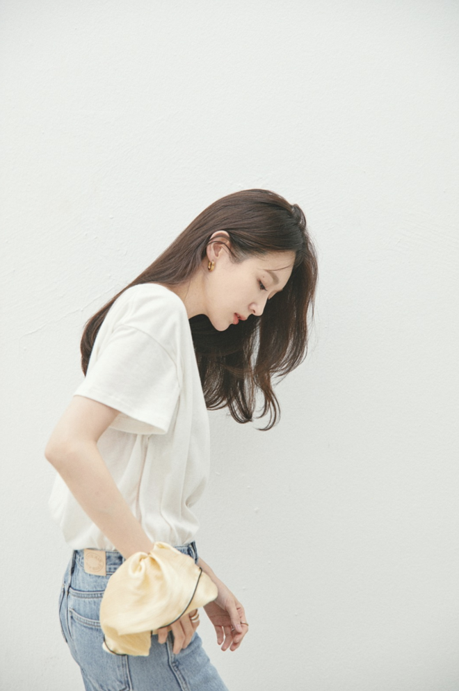 Thành viên nhóm Davichi mở thương hiệu riêng, bị chỉ trích vì đồ quá đắt: Chun buộc tóc vải giá sương sương 1,1 triệu - Ảnh 1.