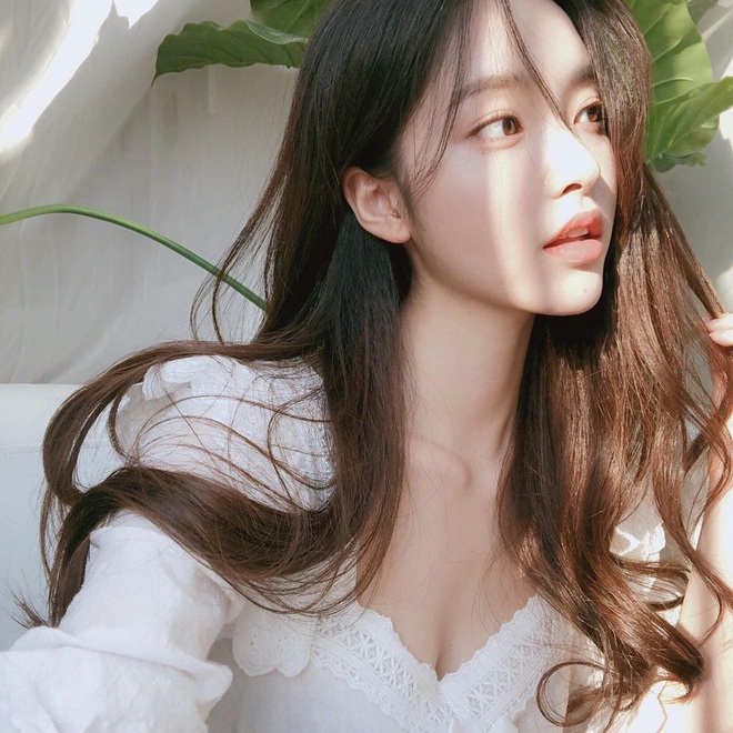 Thoa th&ecirc;m v&agrave;i giọt n&agrave;y trước khi d&ugrave;ng kem chống nắng th&igrave; da dẻ kh&ocirc;ng chỉ được bảo vệ tuyệt đỉnh m&agrave; c&ograve;n s&aacute;ng mịn hơn - Ảnh 2.