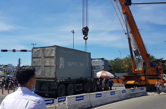 Vụ container tông chết bé trai 6 tuổi, mẹ nguy kịch ở Đà Nẵng: Tạm giữ hình sự tài xế chuyển làn ẩu, không bật đèn xi-nhan - Ảnh 3.