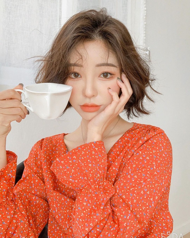 Thoa th&ecirc;m v&agrave;i giọt n&agrave;y trước khi d&ugrave;ng kem chống nắng th&igrave; da dẻ kh&ocirc;ng chỉ được bảo vệ tuyệt đỉnh m&agrave; c&ograve;n s&aacute;ng mịn hơn - Ảnh 1.