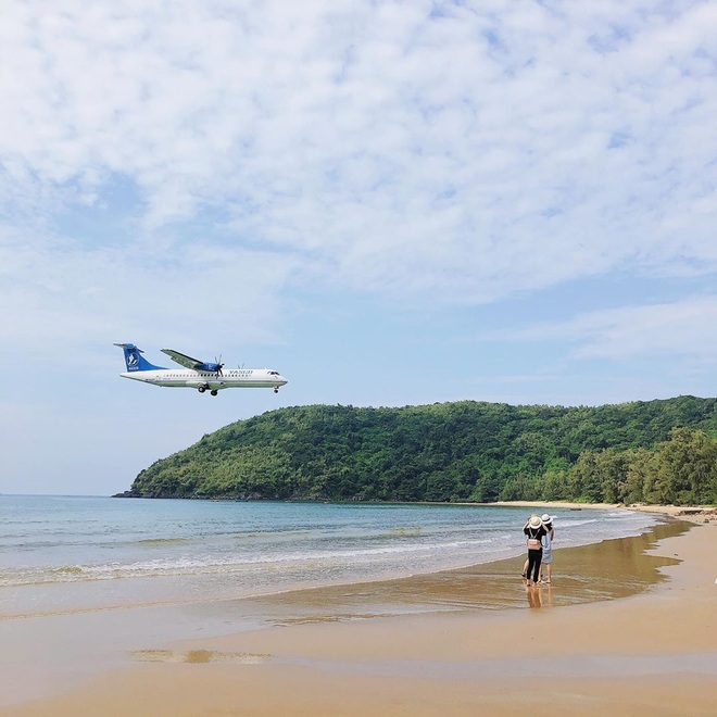 Một sân bay ở Việt Nam khiến ai cũng “khiếp vía” khi lần đầu nhìn thấy: Phi cơ hạ cánh ngay cạnh nơi du khách... tắm biển? - Ảnh 8.