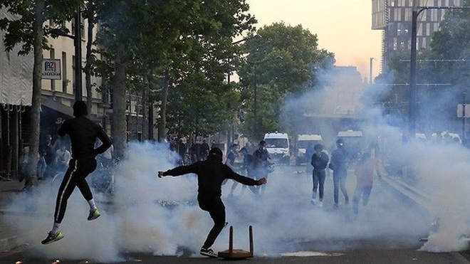 Biểu tình phản đối phân biệt chủng tộc và bạo lực cảnh sát tại Pháp - Ảnh 1.