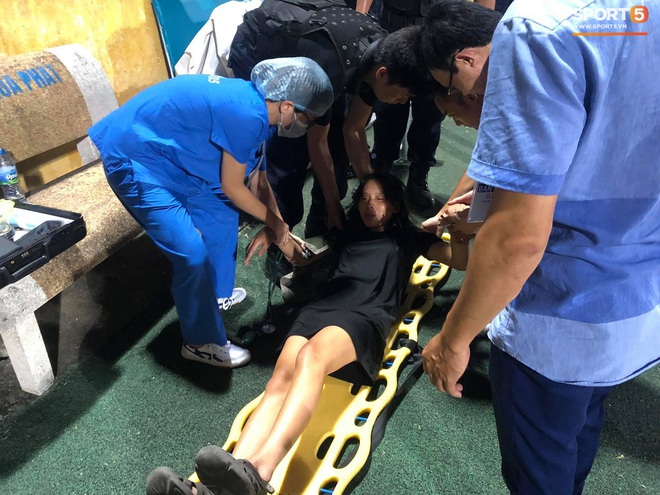 Fan nữ trên sân Hàng Đẫy bị ngất, được đưa đi cấp cứu vì tụt huyết áp, không ăn cơm trưa - Ảnh 2.