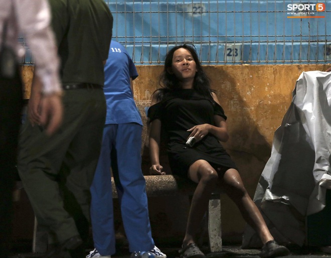 Fan nữ trên sân Hàng Đẫy bị ngất, được đưa đi cấp cứu vì tụt huyết áp, không ăn cơm trưa - Ảnh 6.
