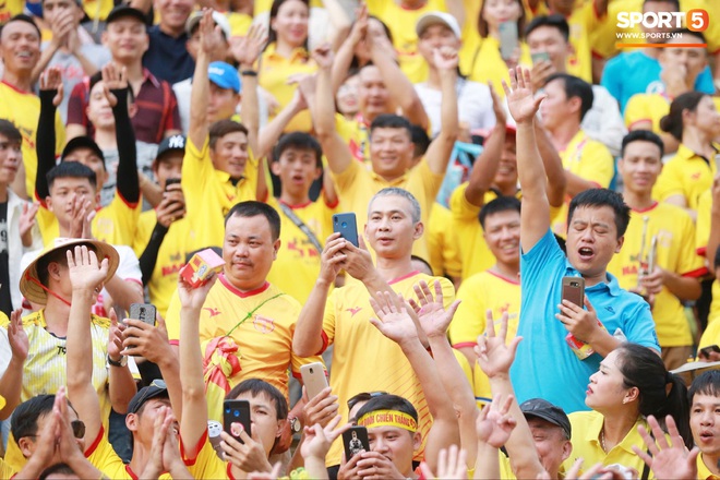 CĐV Nam Định chuẩn bị tiết mục độc, lạ ở V.League: Hát hầu đồng cầu may cho đội bóng - Ảnh 4.