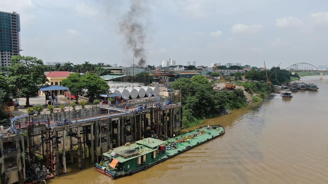 Hà Nội: Cháy dữ dội tại kho hóa chất ở Long Biên, thùng phuy phát nổ bay cao hàng chục mét - Ảnh 15.