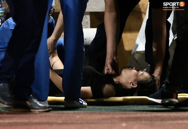 Fan nữ trên sân Hàng Đẫy bị ngất, được đưa đi cấp cứu vì tụt huyết áp, không ăn cơm trưa - Ảnh 4.