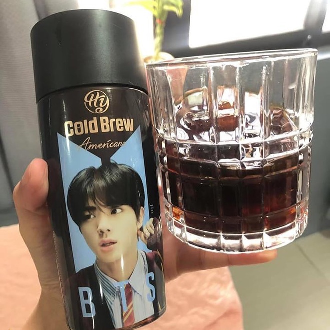 Giờ mới biết có hẳn bình cafe “cộp mác” các thành viên BTS được bán trên toàn cầu, hàng xách tay tại Việt Nam có giá siêu rẻ - Ảnh 6.