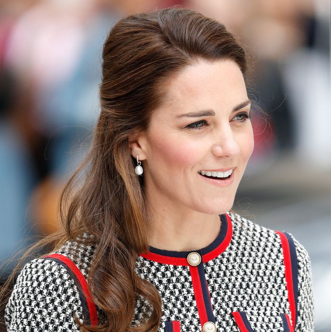 Khuyên tai Kate Middleton: Nữ hoàng thời trang người Anh - Kate Middleton luôn biết cách ăn gian trái tim người đối diện bằng những món trang sức đắt giá. Trong đó, bộ khuyên tai đẹp như hoa hồng của cô đã thu hút được sự chú ý của rất nhiều tín đồ thời trang. Hãy cùng xem hình ảnh này để khám phá tuyệt phẩm của Kate.