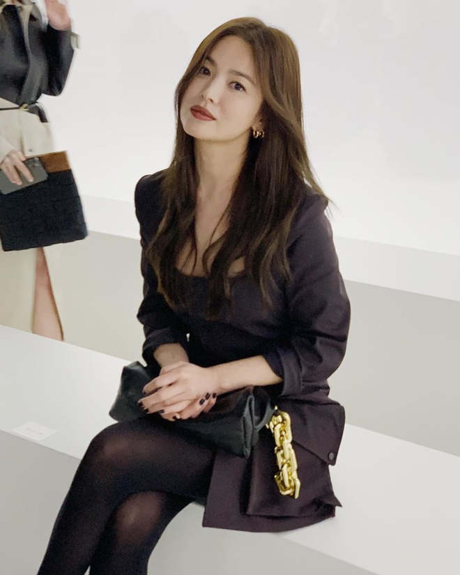 Bất chấp đụng túi hot trend với Song Hye Kyo, Ngọc Trinh vẫn hút mắt quá chừng khi lên đồ trendy khoe body thần thánh - Ảnh 2.