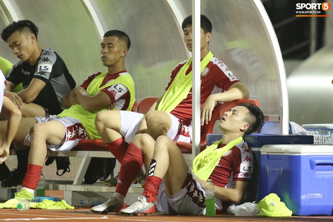 Thót tim với tình huống cựu tuyển thủ U23 Việt Nam nằm gục xuống sân ngay khi được thay ra - Ảnh 6.