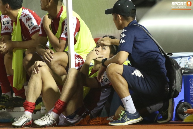 Thót tim với tình huống cựu tuyển thủ U23 Việt Nam nằm gục xuống sân ngay khi được thay ra - Ảnh 3.